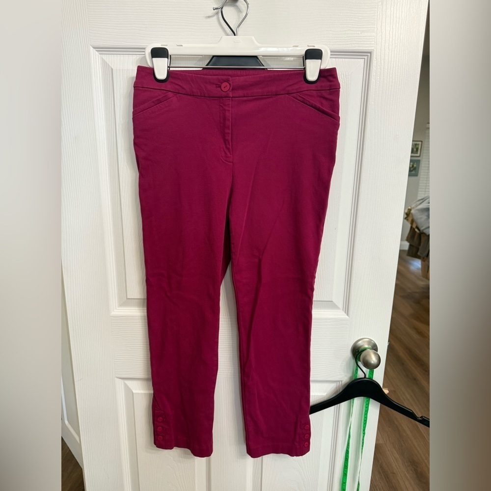 Chicos Size 1 Short (Women’s Medium 8) Fuschia Cranberry Perfect Stretch Pants